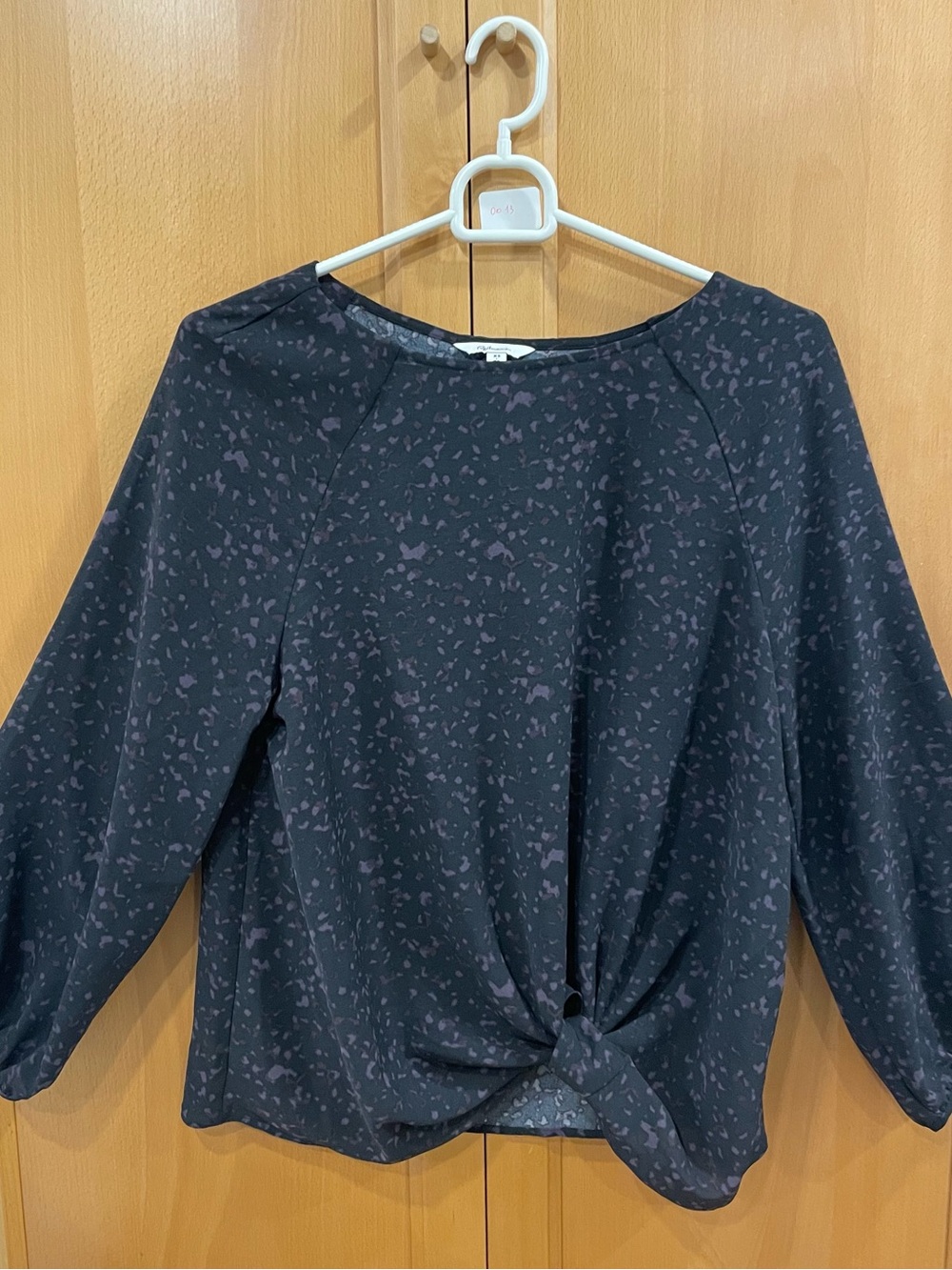 Reitmans Womens Twist-Hem Long Sleeve Top - Black with Lavender Print